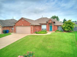 229 Stoneridge Ln, Midwest City, OK 73130