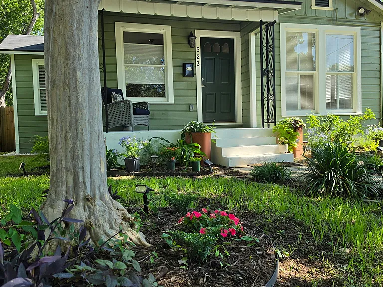 523 E Huisache Ave — Photo 2