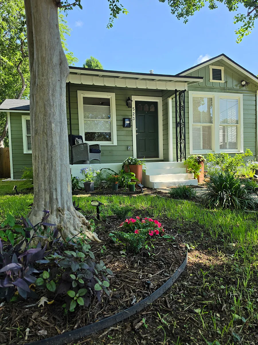 Building Photo - 523 E Huisache Ave