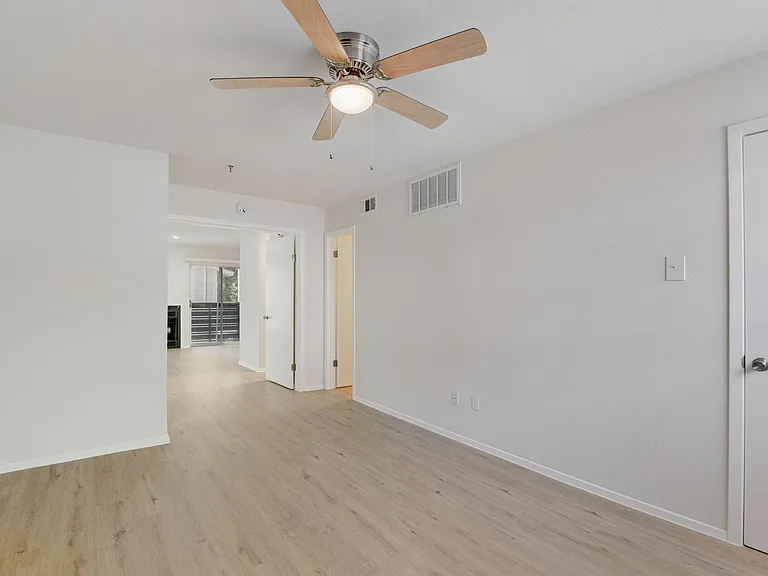 Moser Gardens Apartments — Photo 25