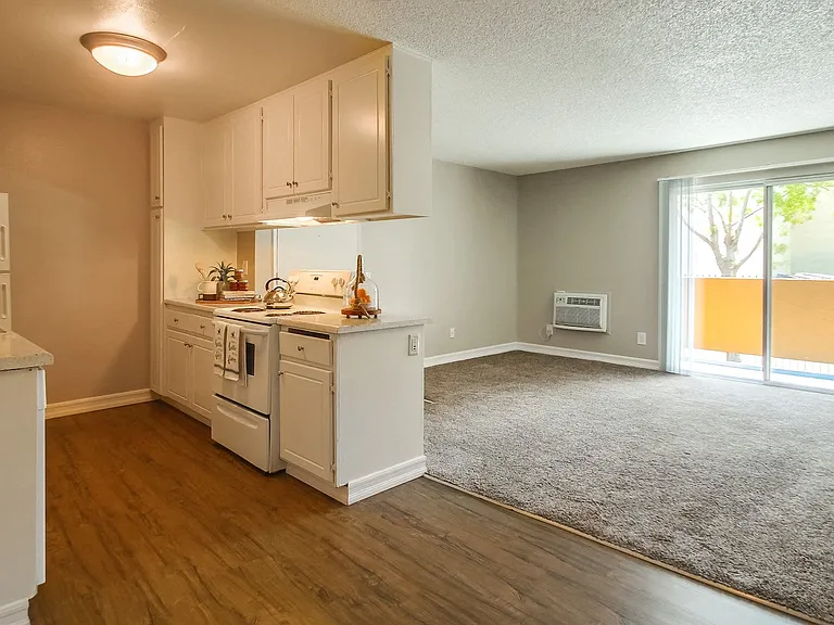 Las Ventanas Apartments — Photo 8
