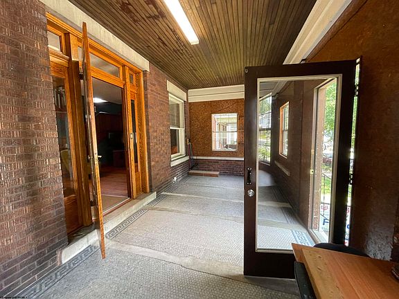 3rd image of 707 E Park Ave
