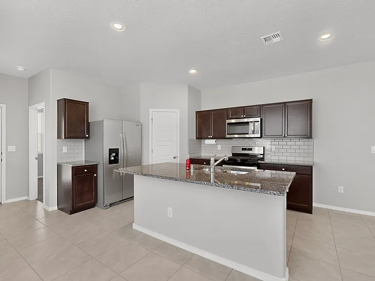 6460 Gannett Dr NE — Photo 2
