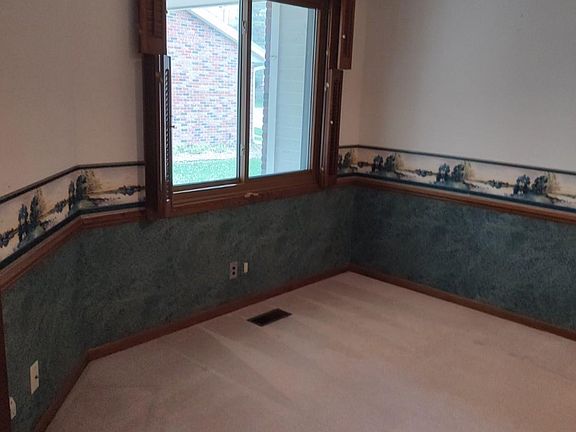 3rd image of 924 Rockhurst Dr