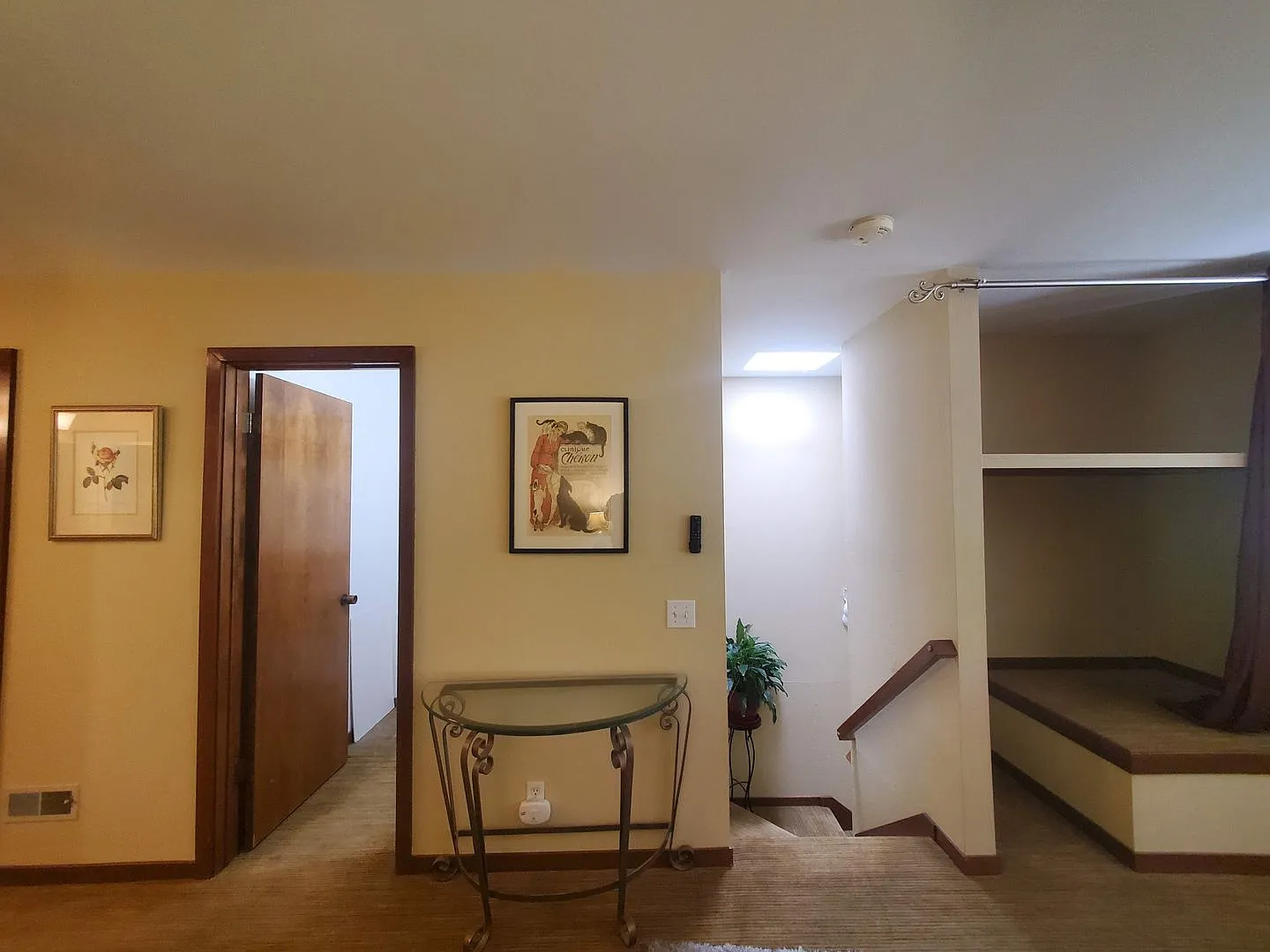 Furnished 1 bedroom 1.5 Bathroom Townhouse in Ideal Novato Loacation — Photo 3