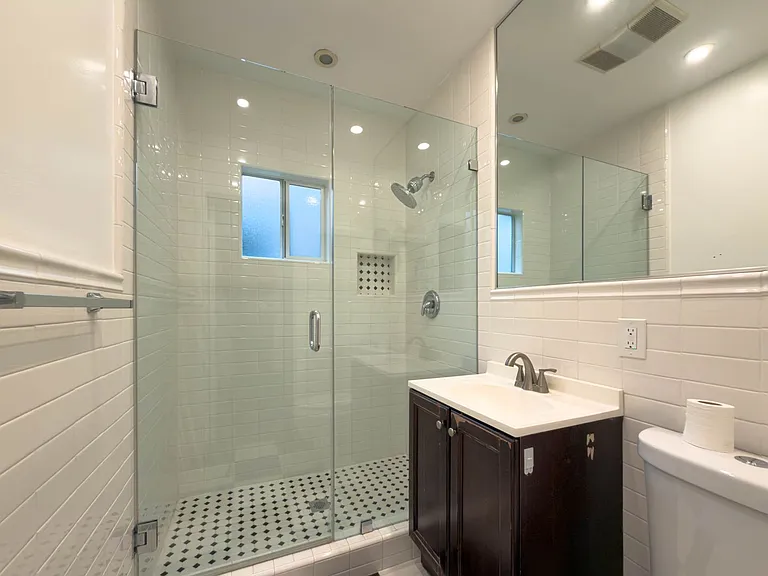 137 S Roxbury Dr — Photo 10