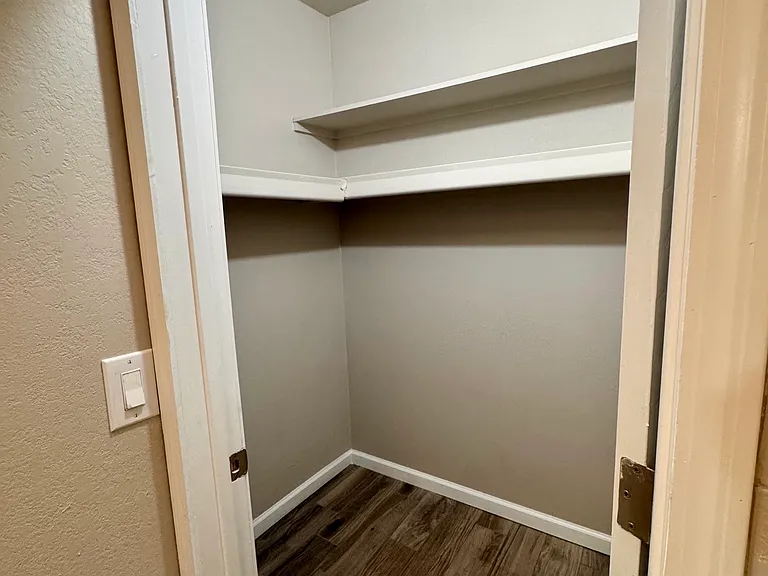 Master Bedroom Walkin Closet