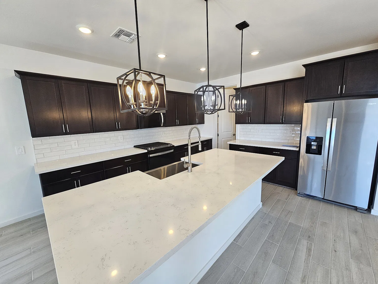 5 bed, 2438 sqft, $2,650 — Photo 4