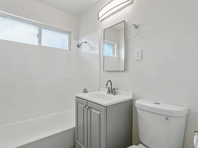 Mavis Plaza Apartments — Photo 14