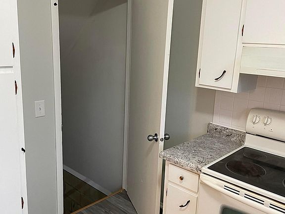 2nd image of 1693 Evergreen Ave W