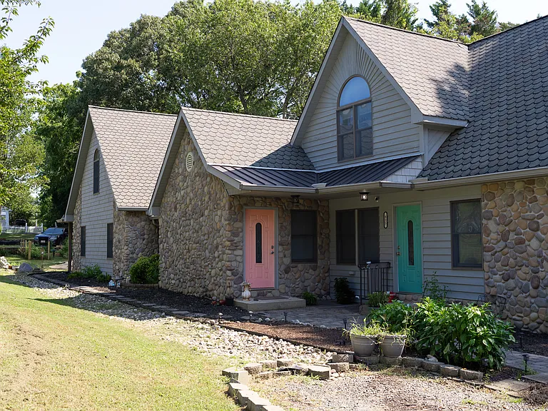 825 Cove Point Rd — Photo 1
