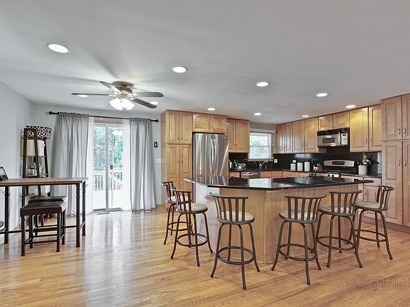 3rd image of 417 Cole Ct