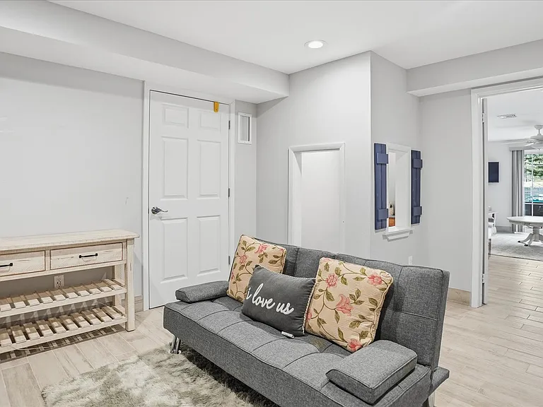 20 Stuart Ct — Photo 37