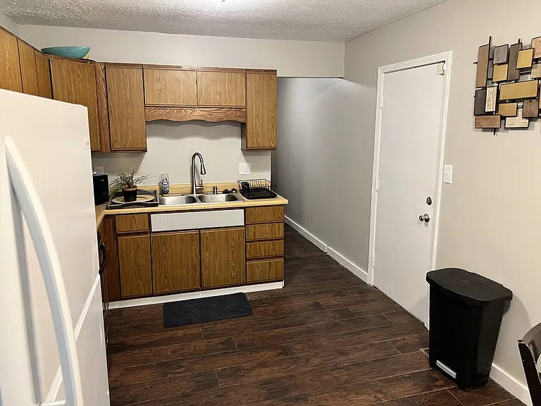 325 Cable St — Photo 4