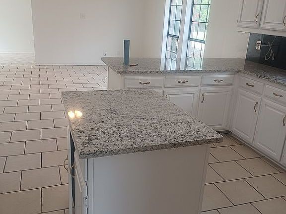 5th image of 310 Meadowcreek Dr