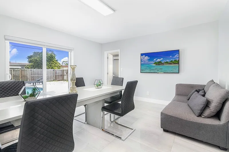 4 bed, 3.0 bath, 1701 sqft, $6,500 — Photo 2