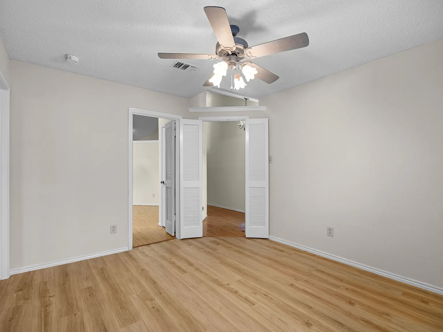 2 bed, 1250 sqft, $2,300 — Photo 3