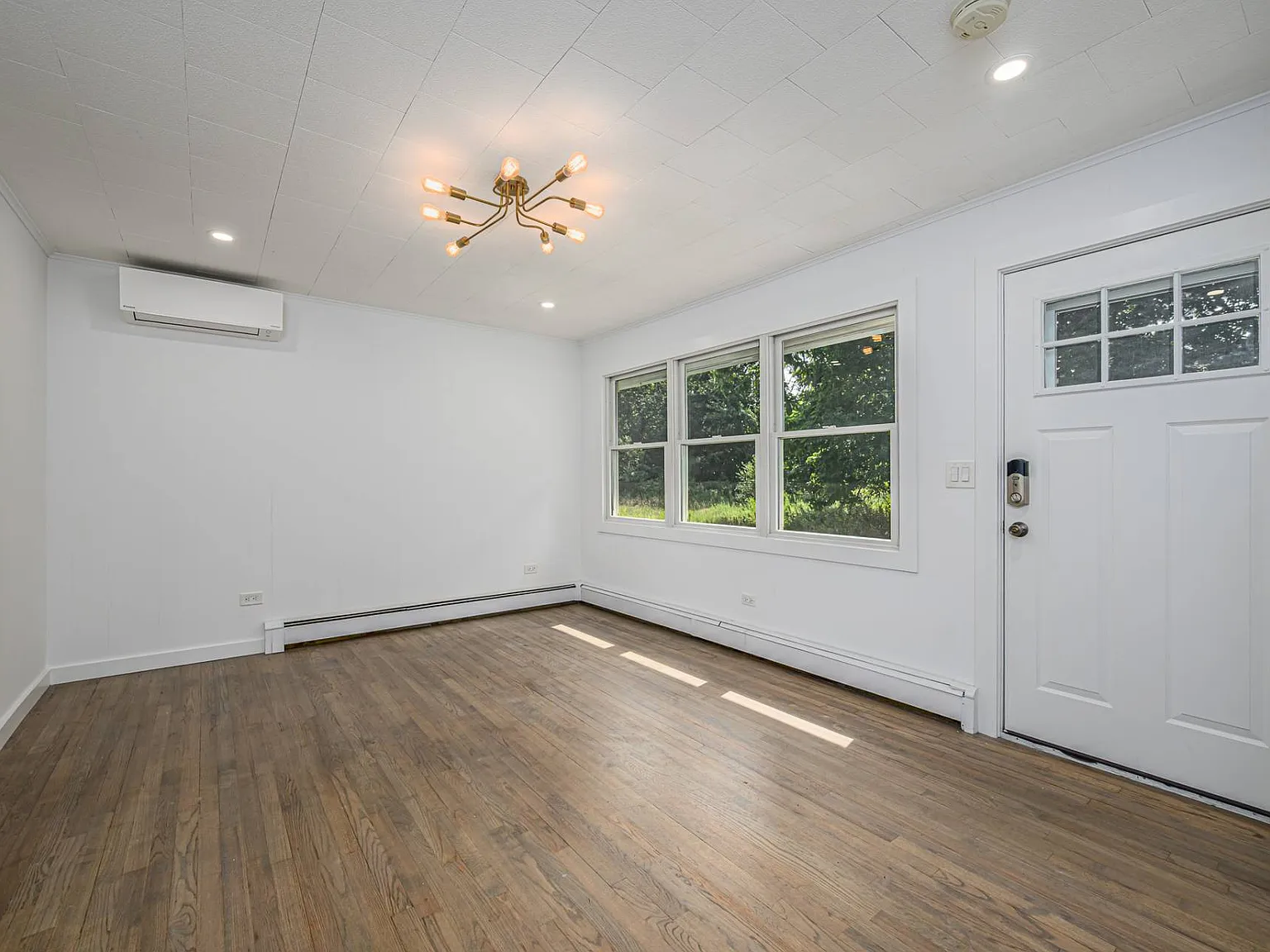 New! Renovated Year Round 2 Bedroom — Photo 3