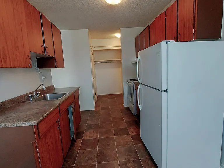 310 Clarence Ave S — Photo 13