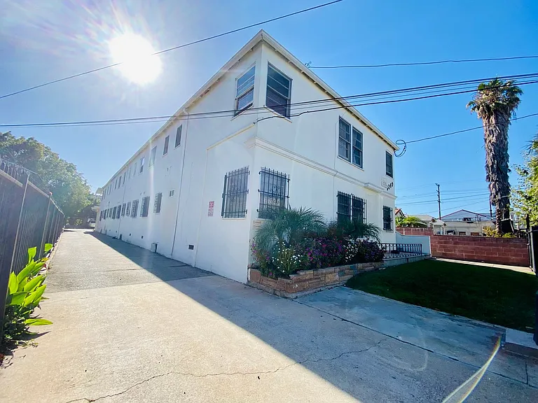 1249 N Edgemont St — Photo 17