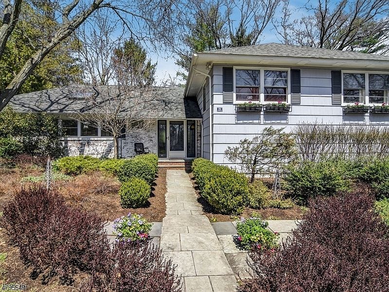 1st image of 21 Hart Dr S