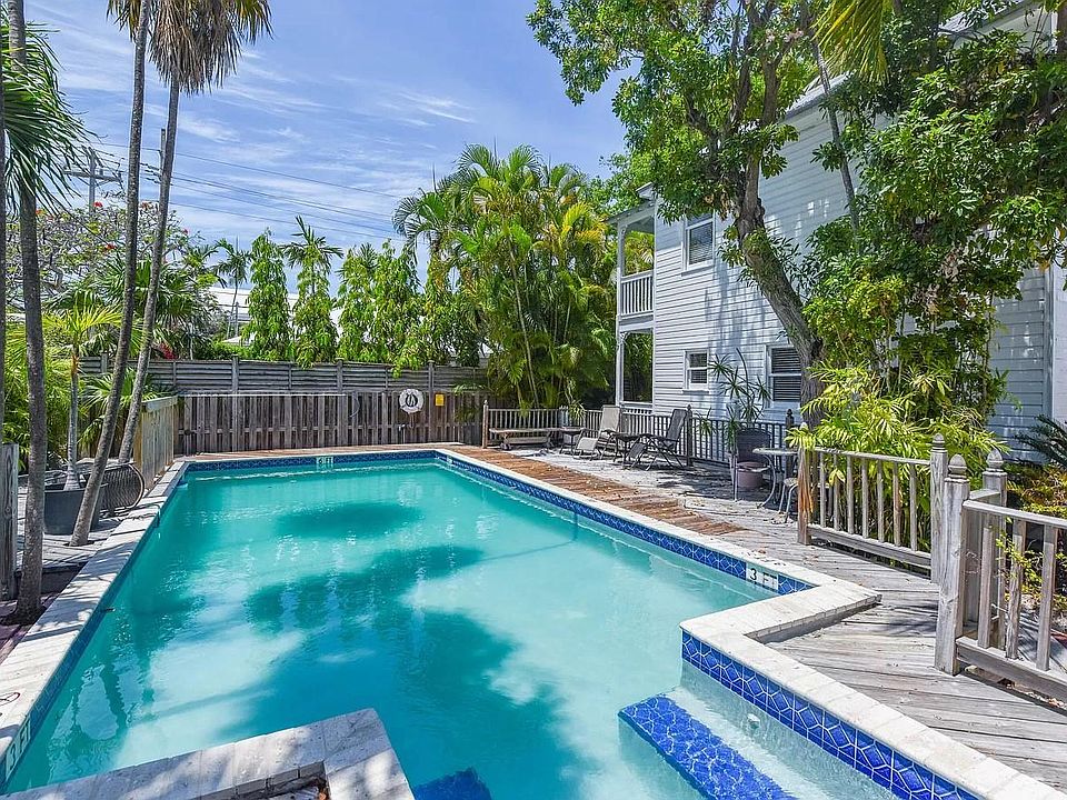 Poolside Lounge: Perfect Spot for Relaxation