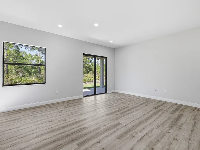 825 Carbon St E — Photo 17