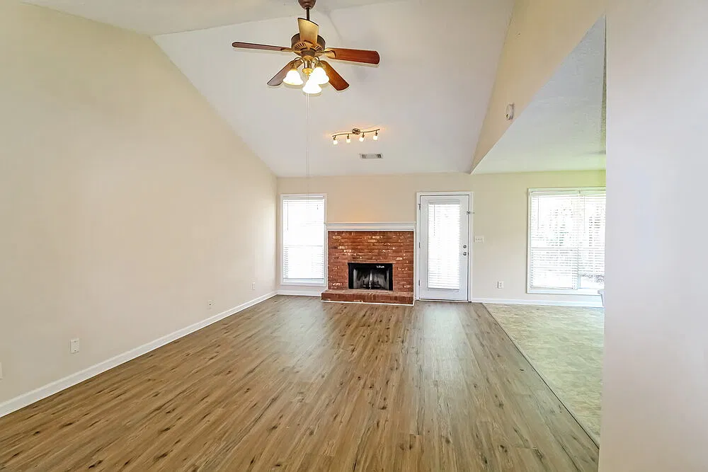 3 bed, 2.0 bath, 1818 sqft, $2,215 — Photo 4