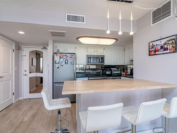 5th image of 180 Seaview Ct APT 612