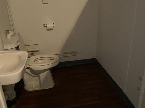 4th image of 704 Crawford Ave