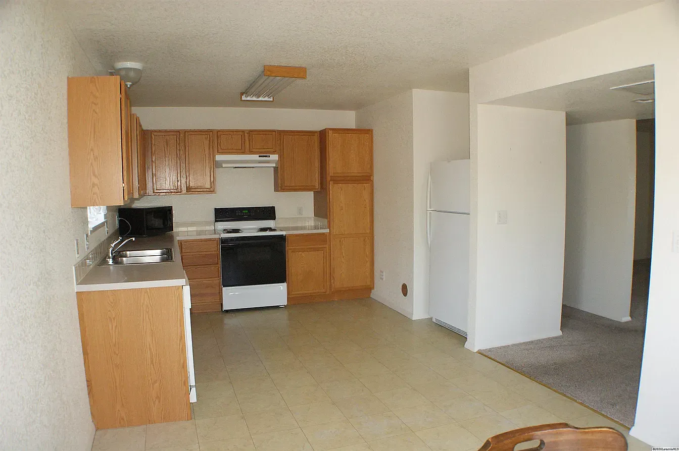 3 bed, 2.5 bath, 1600 sqft, $750 — Photo 2