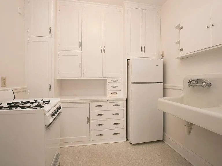 2434 Dupont Ave S — Photo 10
