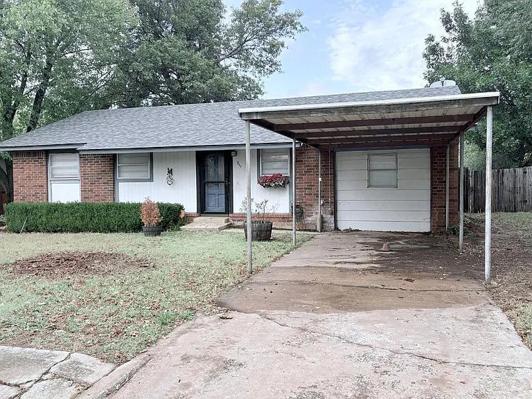 711 Meadowlake Dr — Photo 2