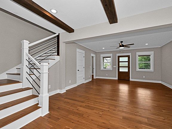 3rd image of 105 Convent Rd NE