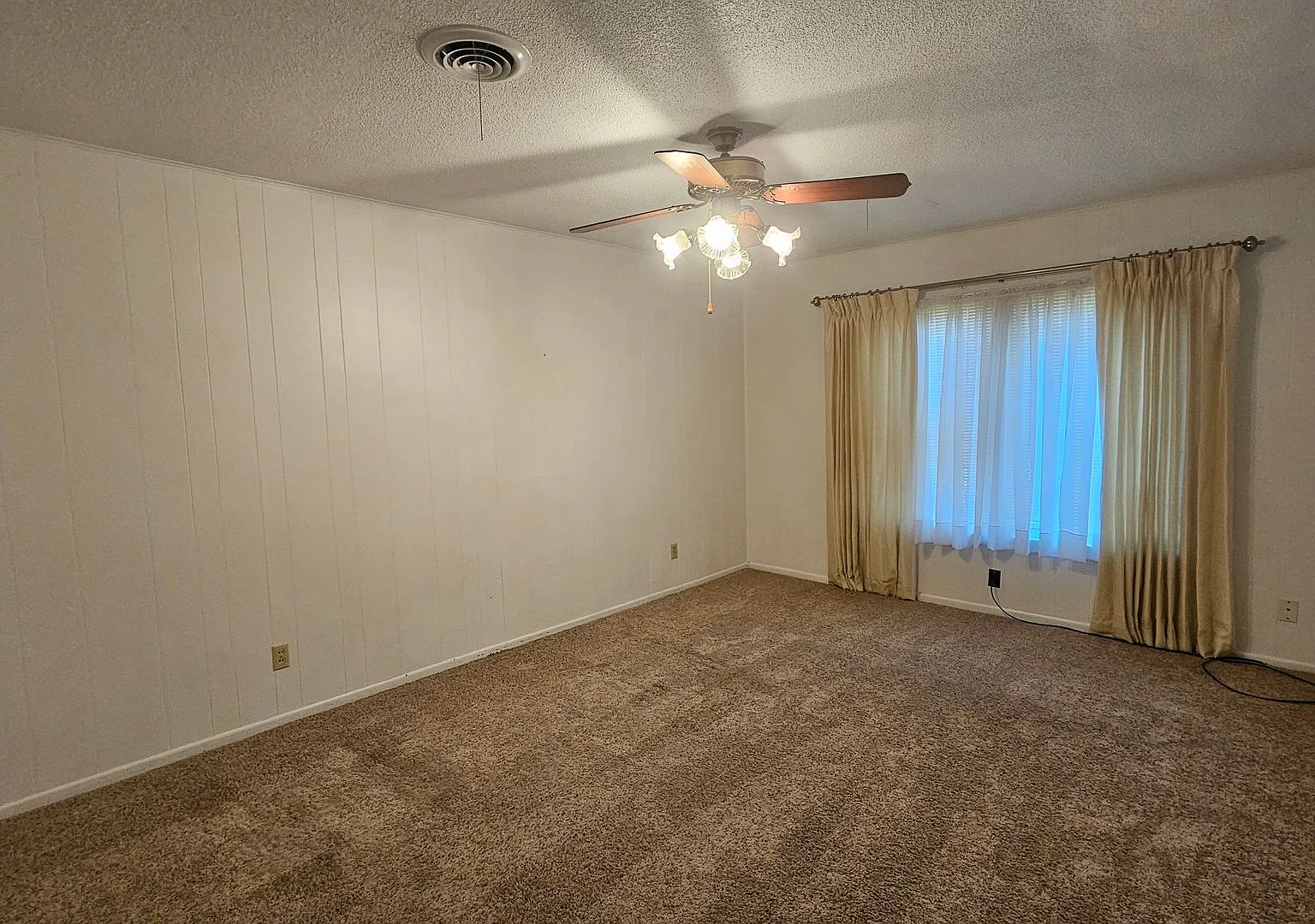 Beautiful Lawndale Home - 3br 2ba — Photo 2