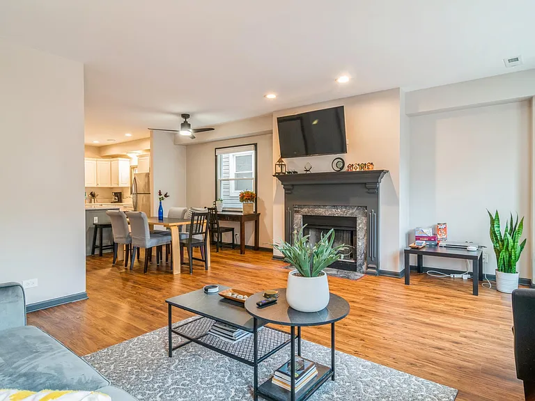 1059 W Cornelia Ave #2 — Photo 4