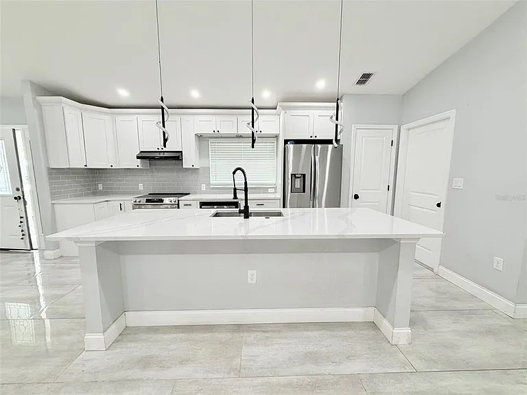 1543 Heather Way — Photo 2