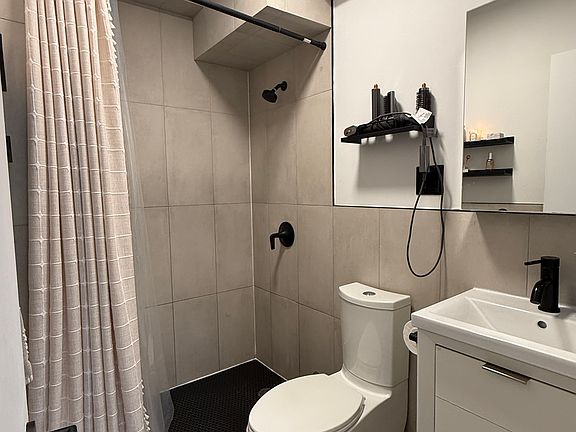 4th image of 166 W 75th St #4B