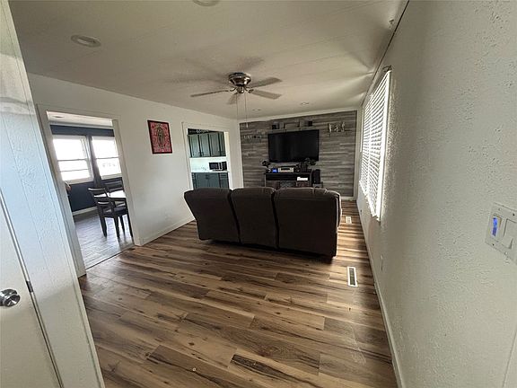 5th image of 807 W 6th St