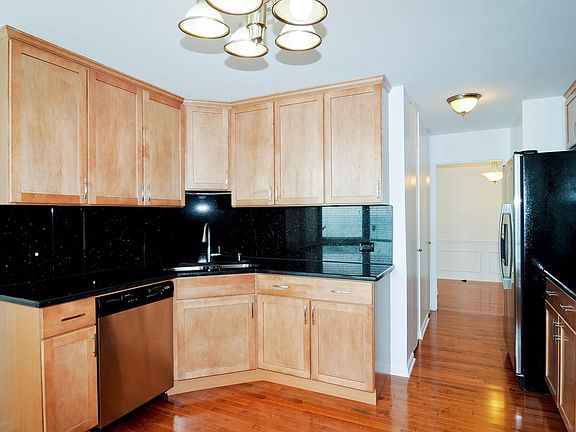 4th image of 1555 N Astor St APT 17SE