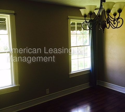 3rd image of 2554 Gladys Ave