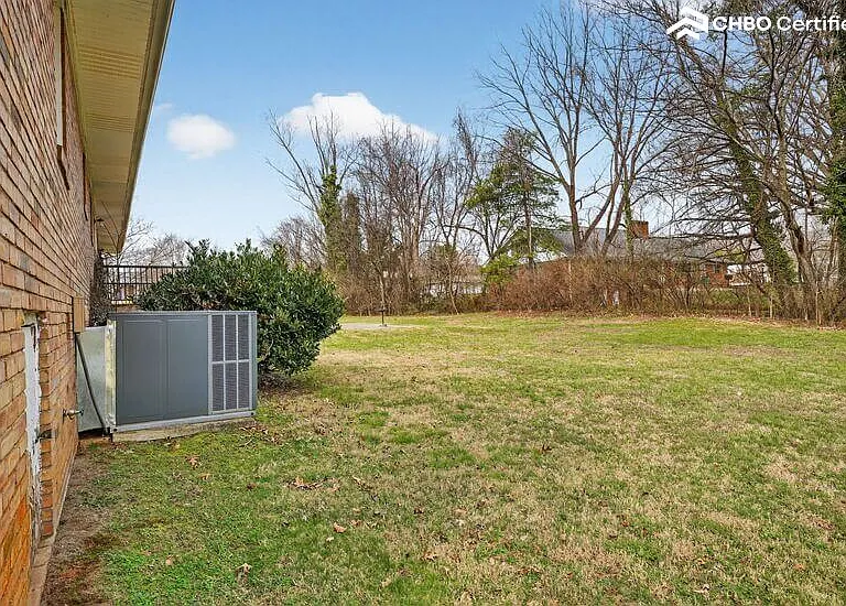 2136 Collins St — Photo 4