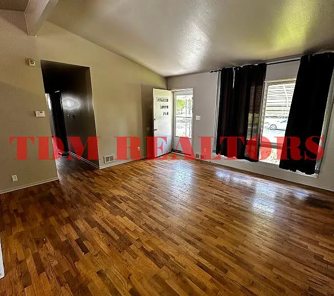 3737 Lynn St — Photo 2