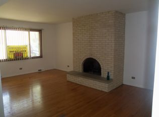 500 N Beck Rd, Lindenhurst, IL 60046