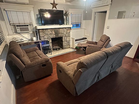 4th image of 659 E 52nd Pl