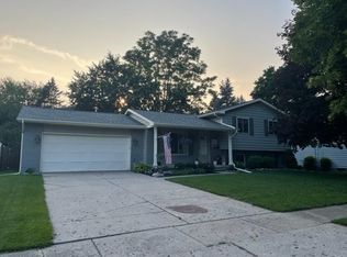 538 Sun Manor St, Flushing, MI 48433