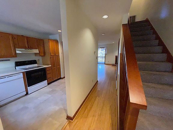 3rd image of 204 Cedarwood Ln