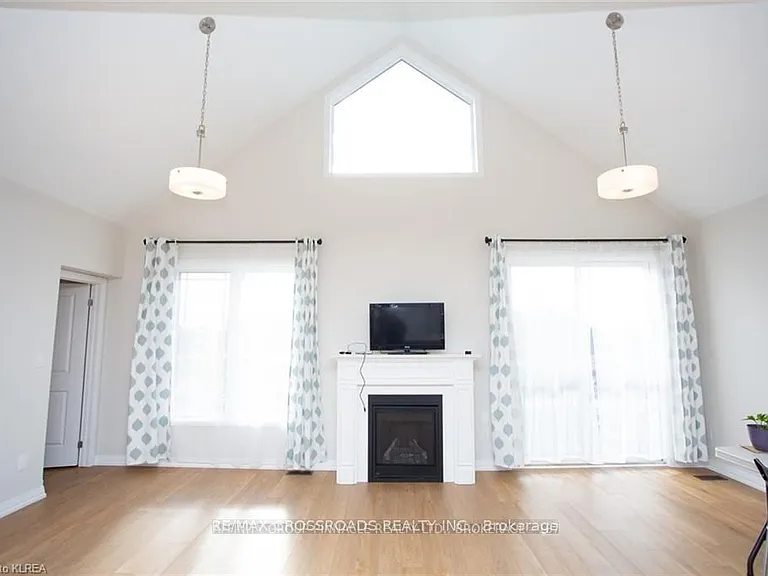 535 Macintosh Grv — Photo 13