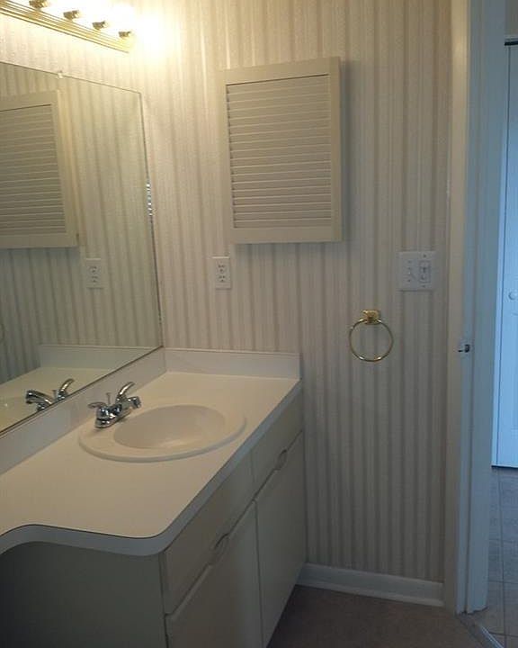 1st image of 529 E Lake Cir