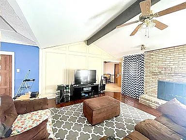 3rd image of 904 Clinton Dr